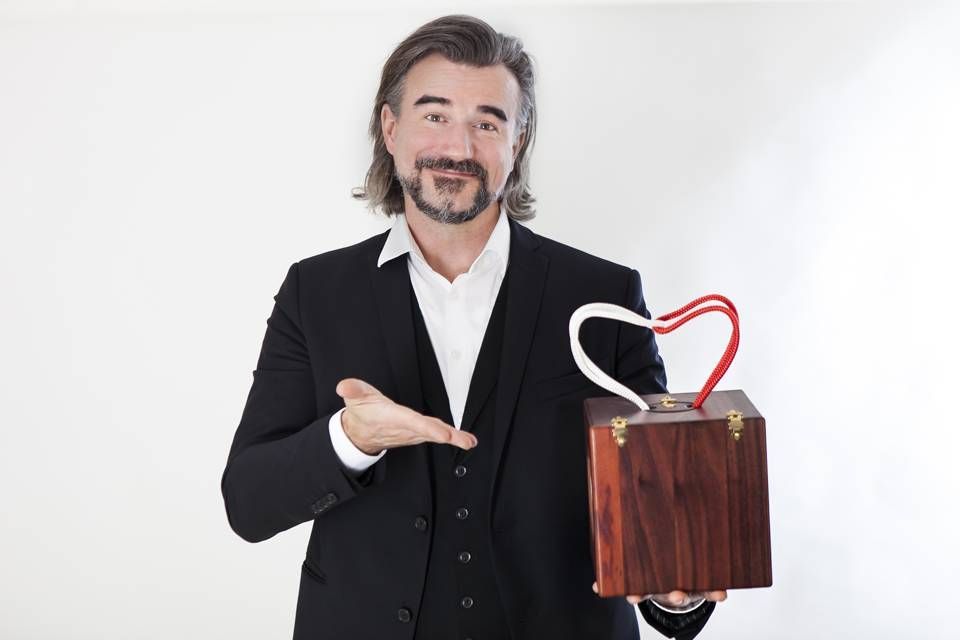 Paul Thomas führt einen Trick vor