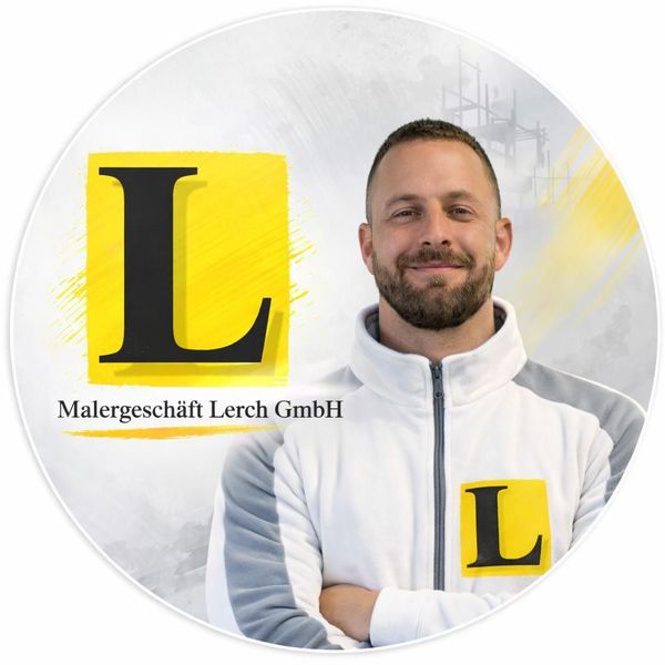 Mann in weißer Jacke mit gelbem L-Logo neben dem Branding der Malereschäft Lerch GmbH