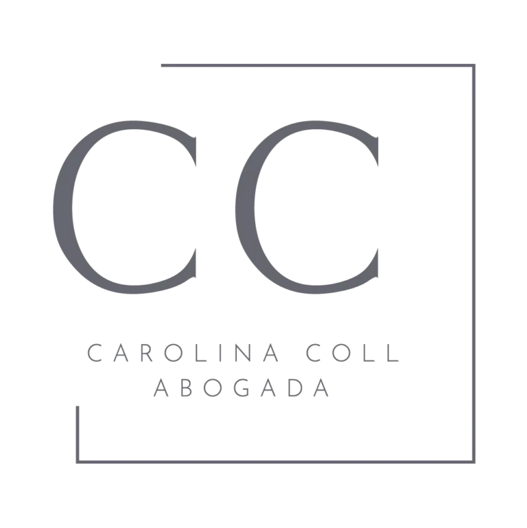Logotipo con iniciales “CC” en gris, texto “CAROLINA COLL ABOGADA” dentro de un cuadrado gris.