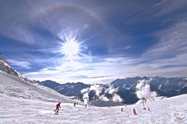 pistes de ski sous le soleil