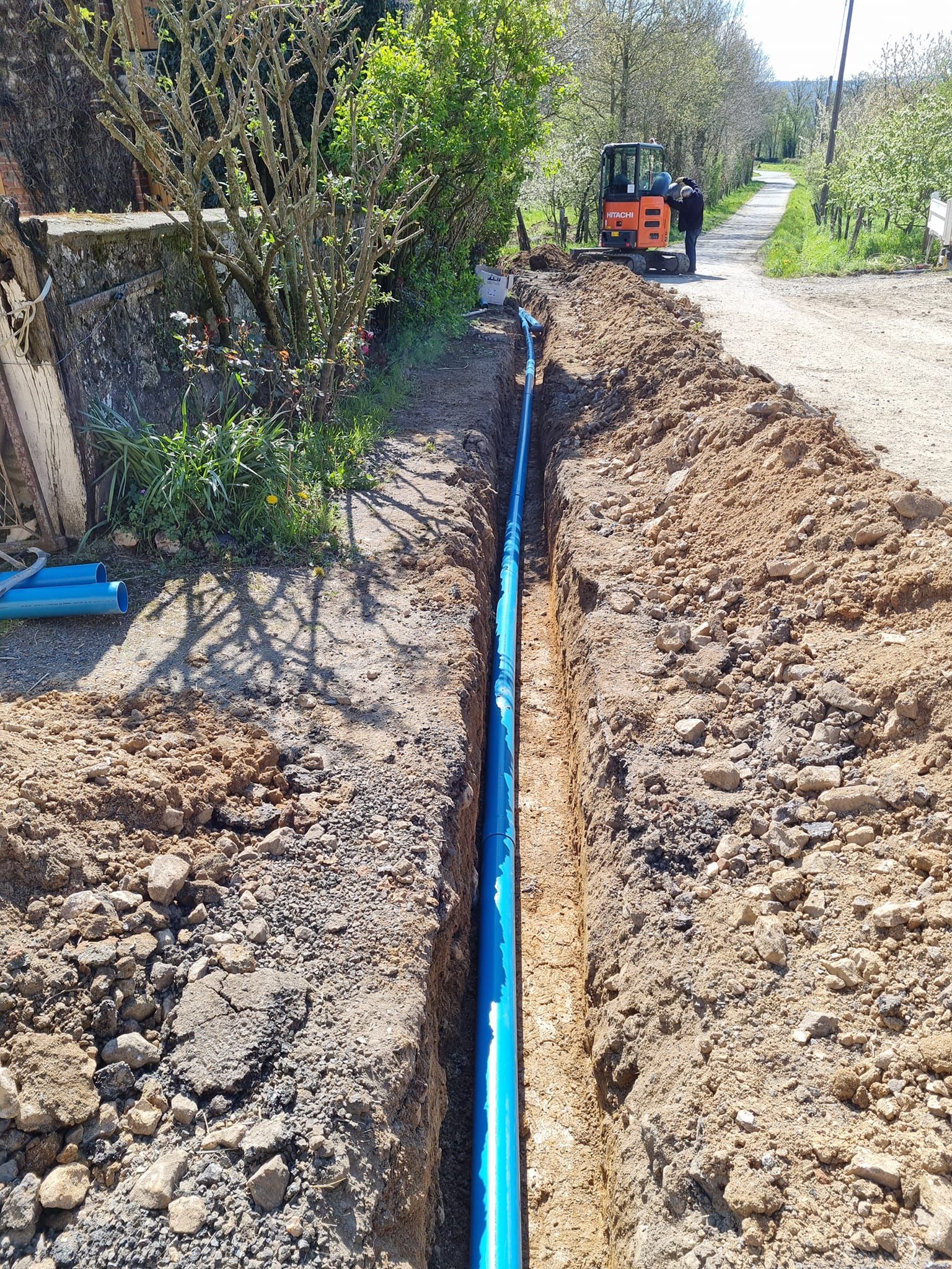 Une tranchée avec un tuyau bleu dedans