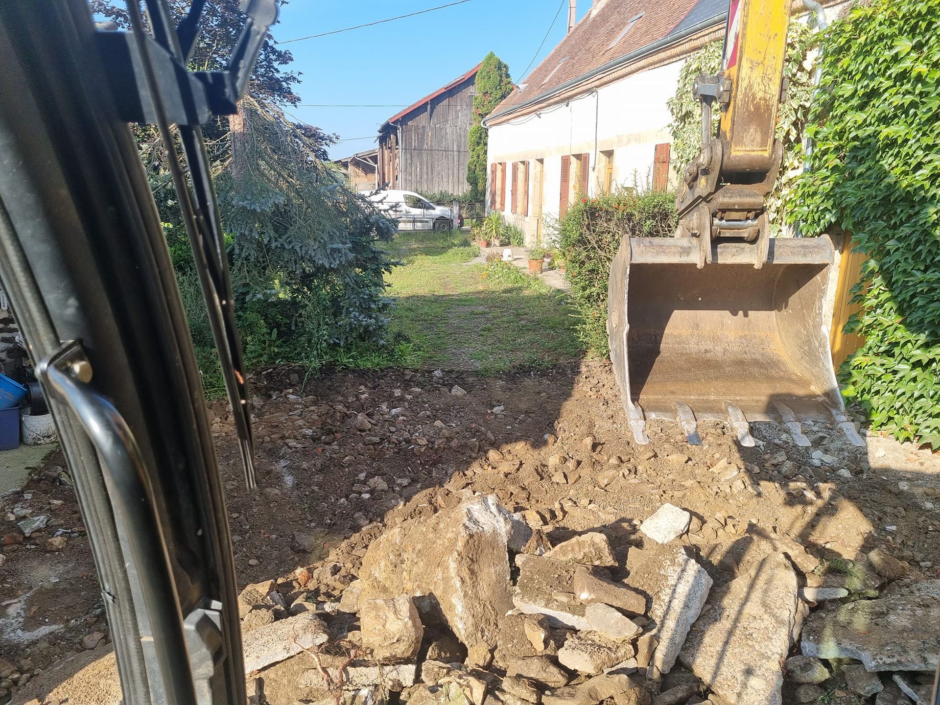 Une pelleteuse creusant dans une cour