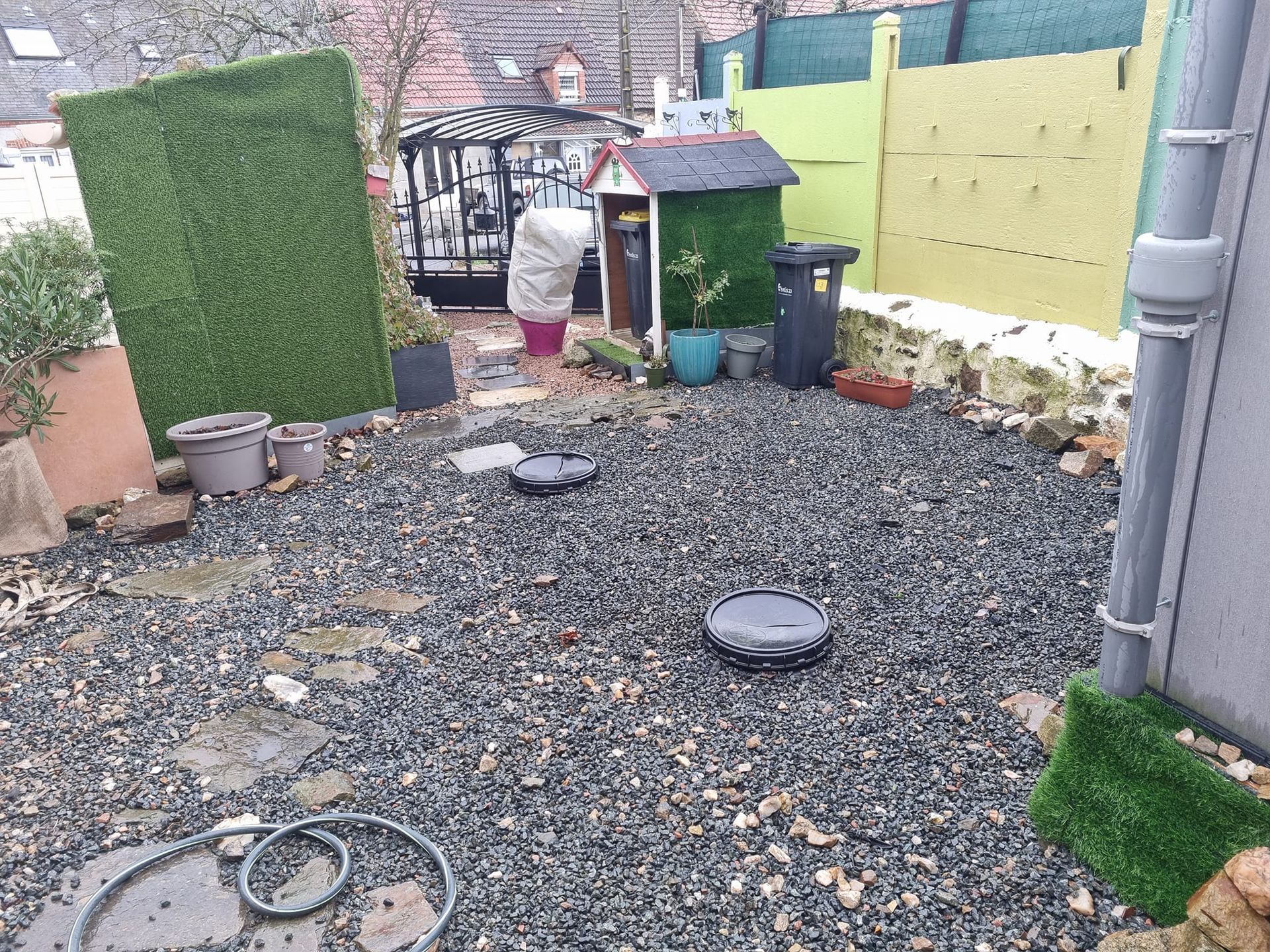 Un terrain avec fondations de batîment