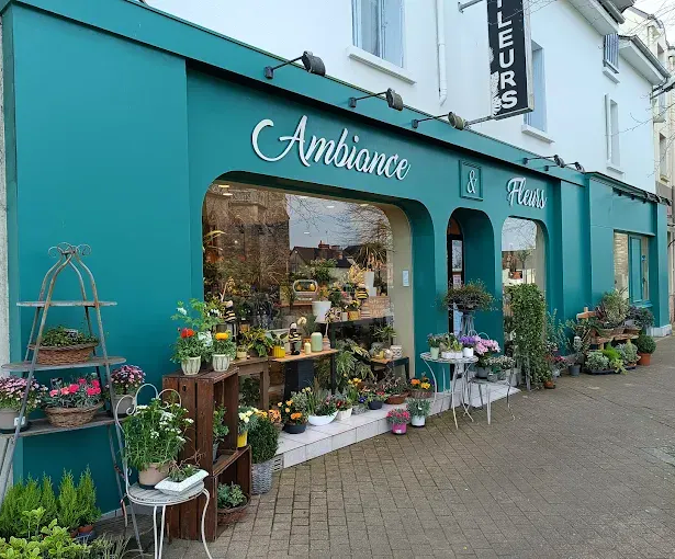 Boutique de fleurs à la façade turquoise, enseigne « Ambiance » et compositions florales à l'extérieur et en vitrine.