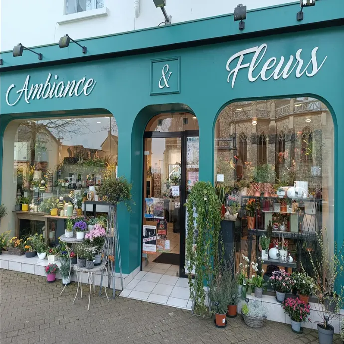 Boutique de fleurs « Ambiance & Fleurs » avec façade turquoise et compositions florales.