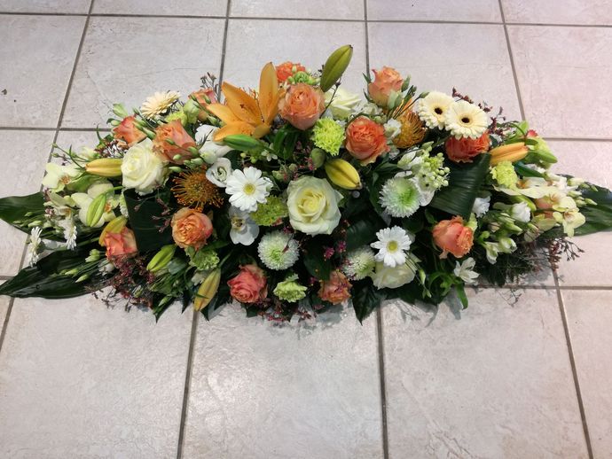 Composition florale en forme de cœur, composée de fleurs rouge et blanc, avec une bannière portant l'inscription « À Papé ».