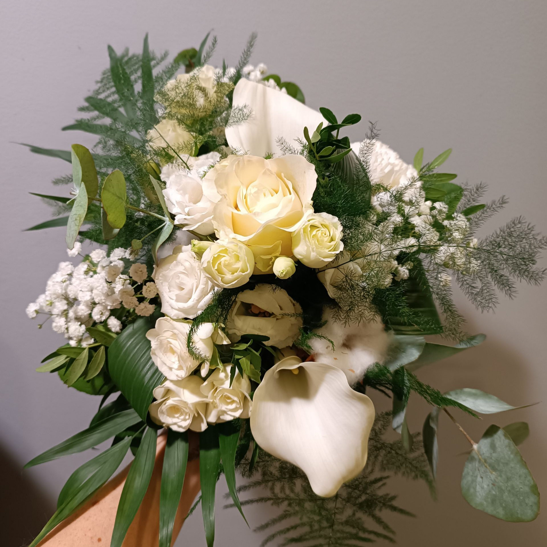 Décoration de table de mariage avec centre de table floral et numéro de table 5.