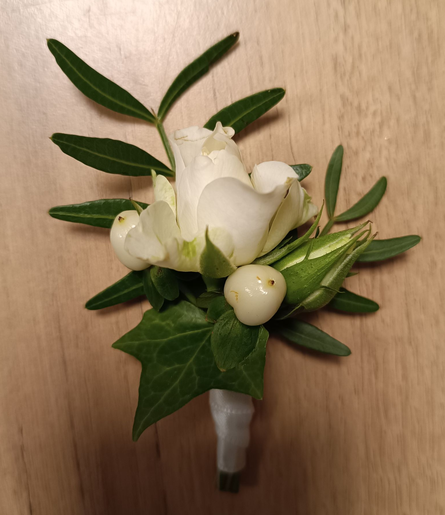 Intérieur d'église avec des rangées de chaises en bois décorées de fleurs, sol à motifs.