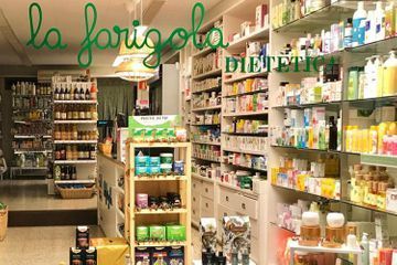 El interior de una farmacia llena de muchos productos.