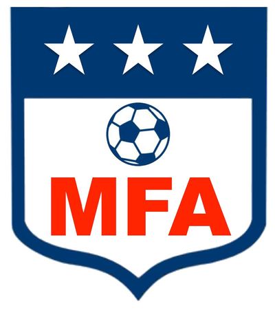 Un escudo con un balón de fútbol y la palabra MFA en él.