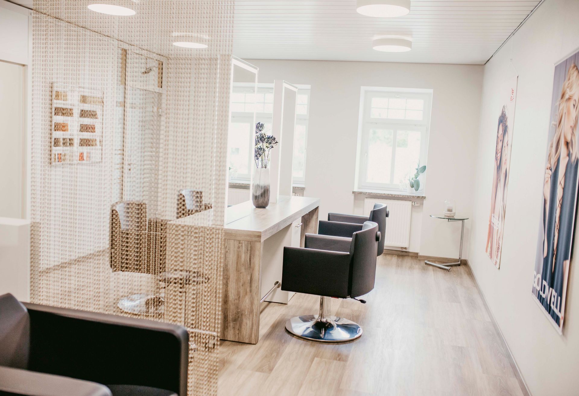 ein Friseursalon mit vielen Stühlen und einer Couch