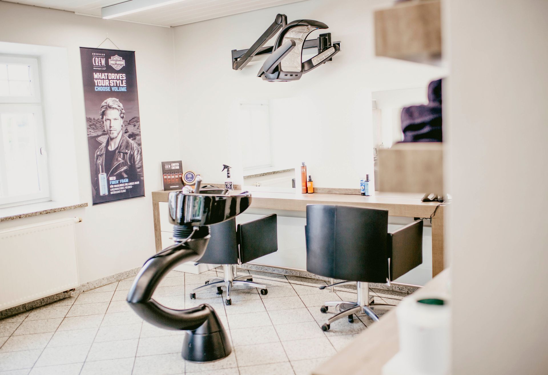 ein Friseursalon mit einem Waschbecken und Stühlen