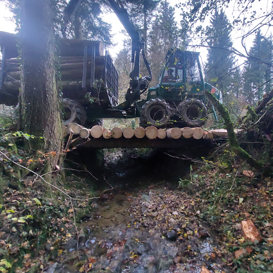 Frédéric Staehli Services Sàrl - un tracteur sur un pont en rondin