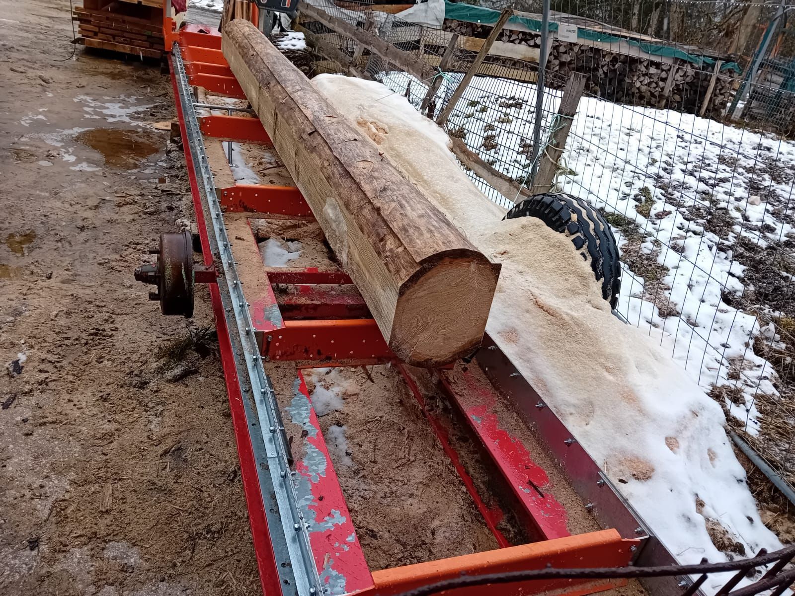Frédéric Staehli Services Sàrl - gros plan sur une machine pour scier le bois