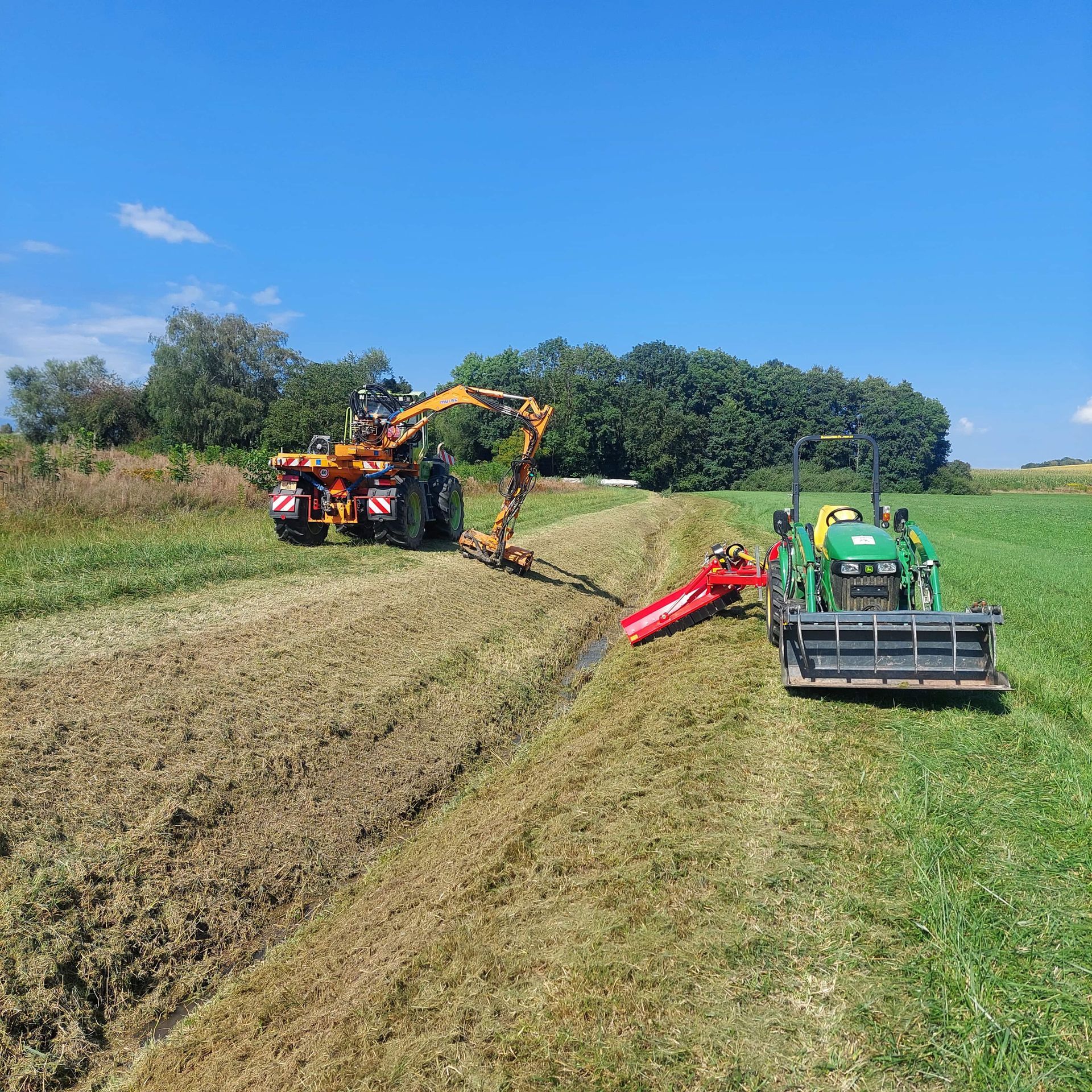 Frédéric Staehli Services Sàrl - entretien de bord de route avec machine