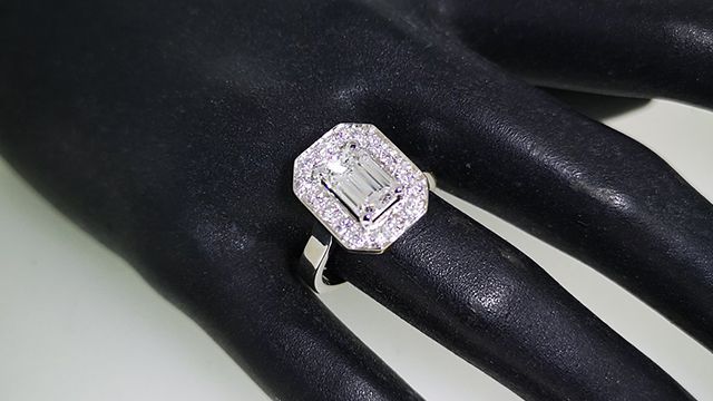Bague diamant et émeraude créée dans la boutique