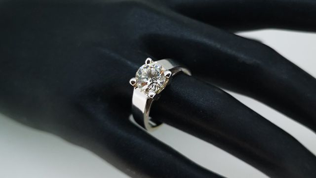 Bague en acier et diamant