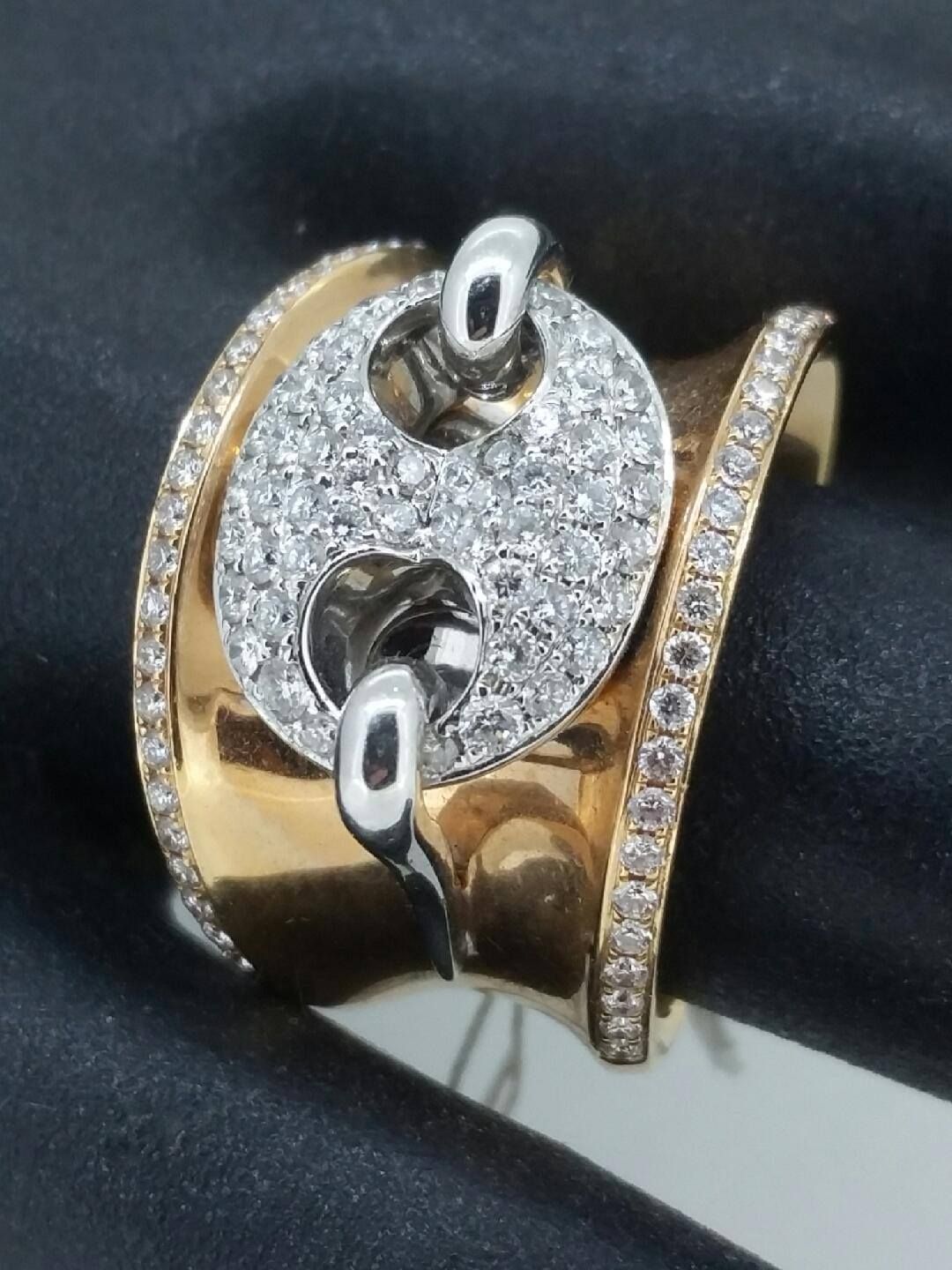 Focus sur bague en or et diamant mise en vente en boutique