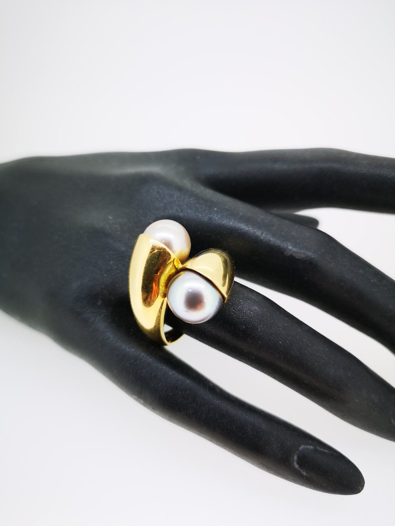 Bague en or avec deux perles de nacre