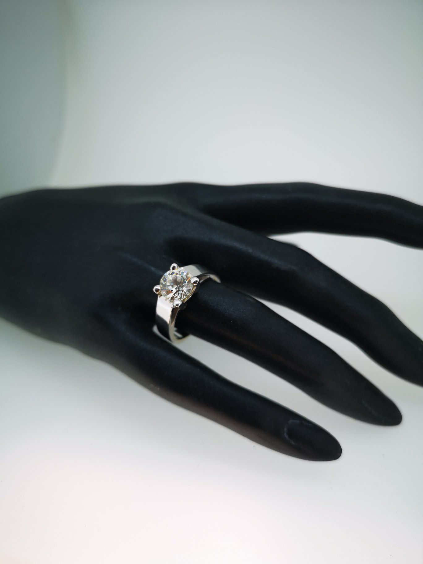 Alliance fine sertie d’un diamant