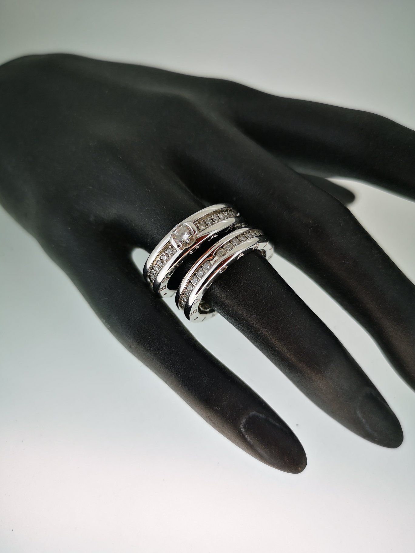 Bague double en or blanc sertie de diamants