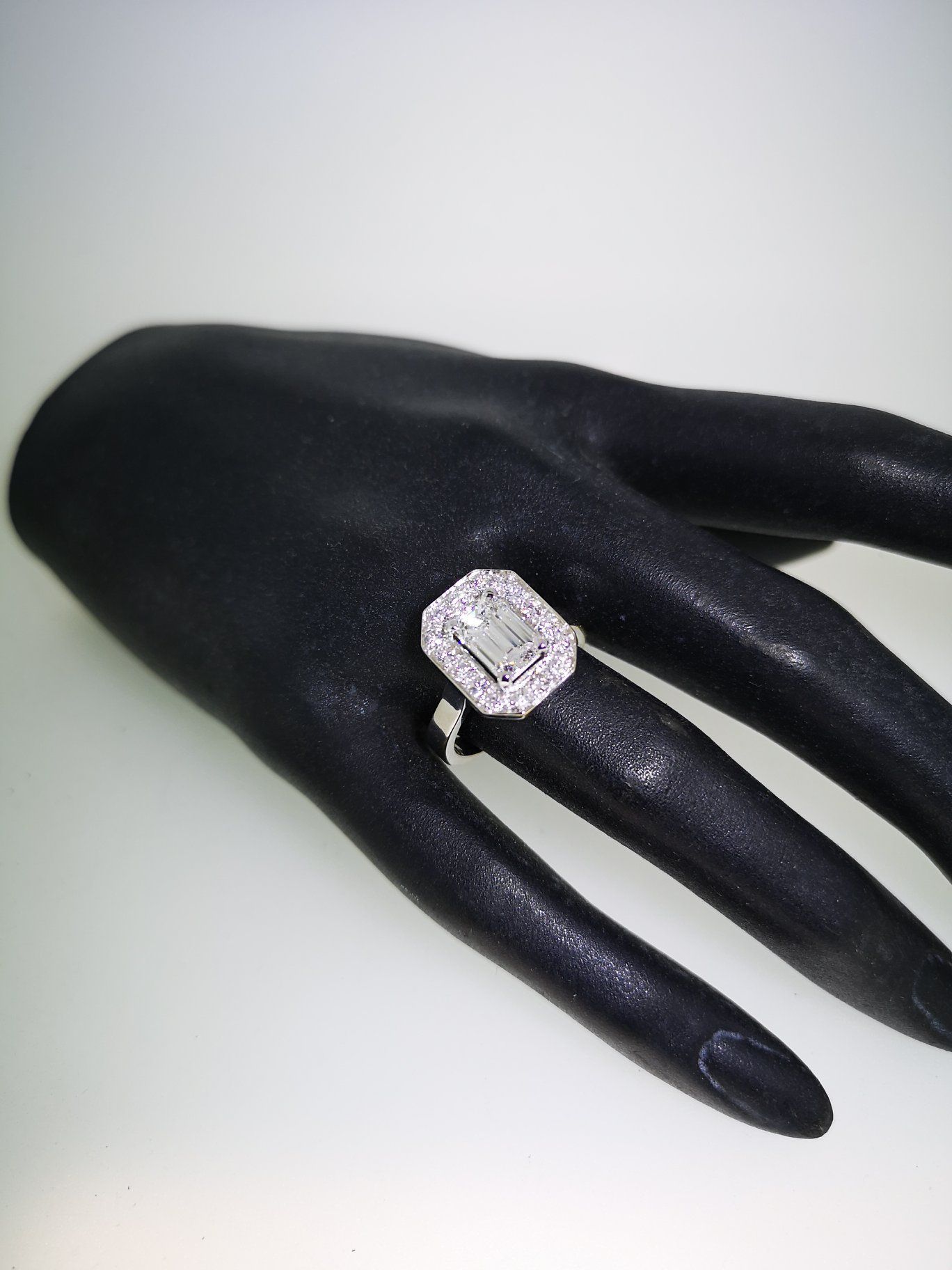 Alliance sertie d’un diamant hexagonal vertical