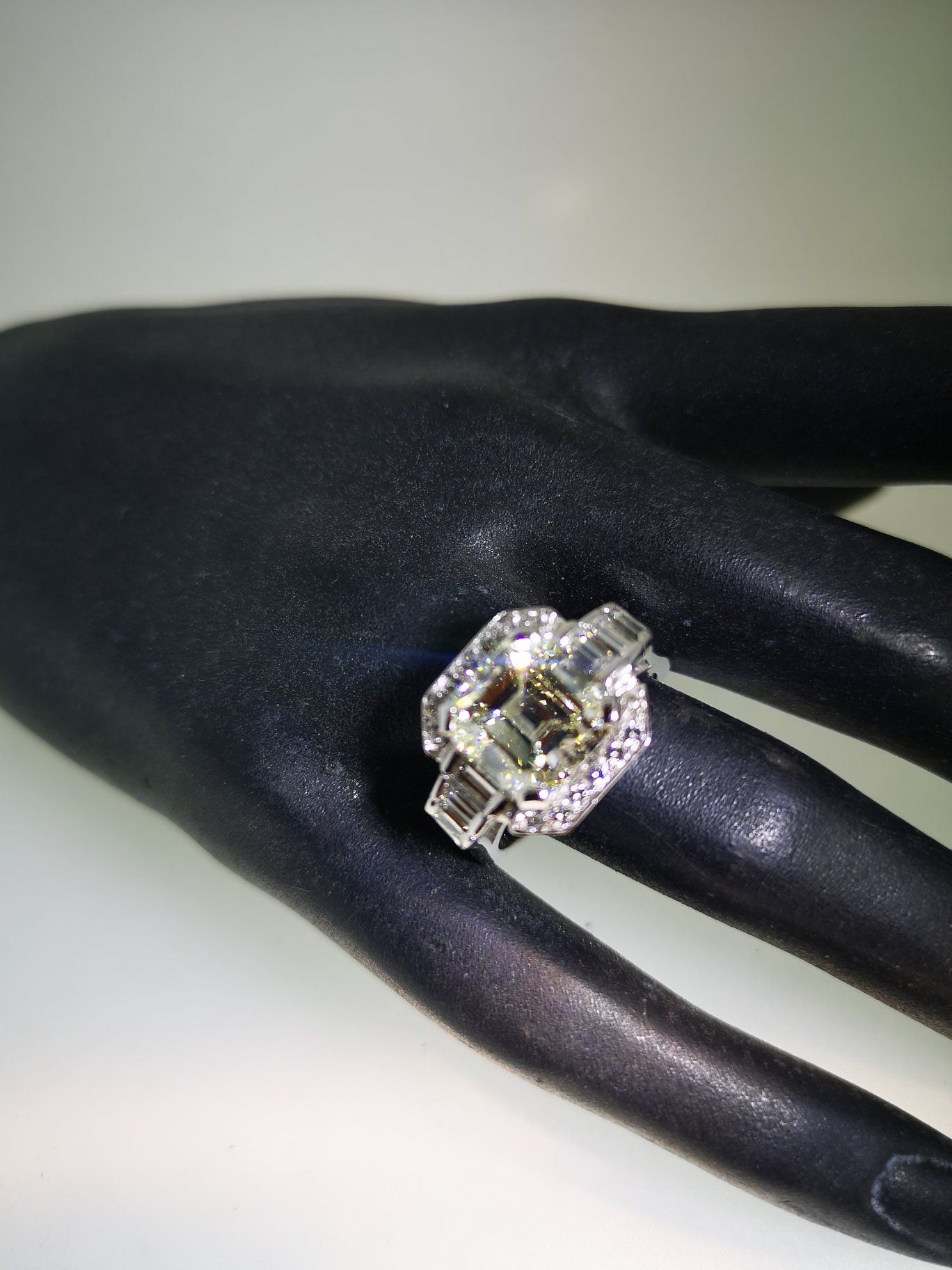 Bague sertie de gros diamants sur porte-bijoux