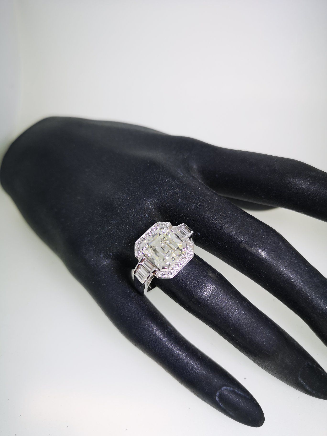 Alliance sertie d’un diamant hexagonal