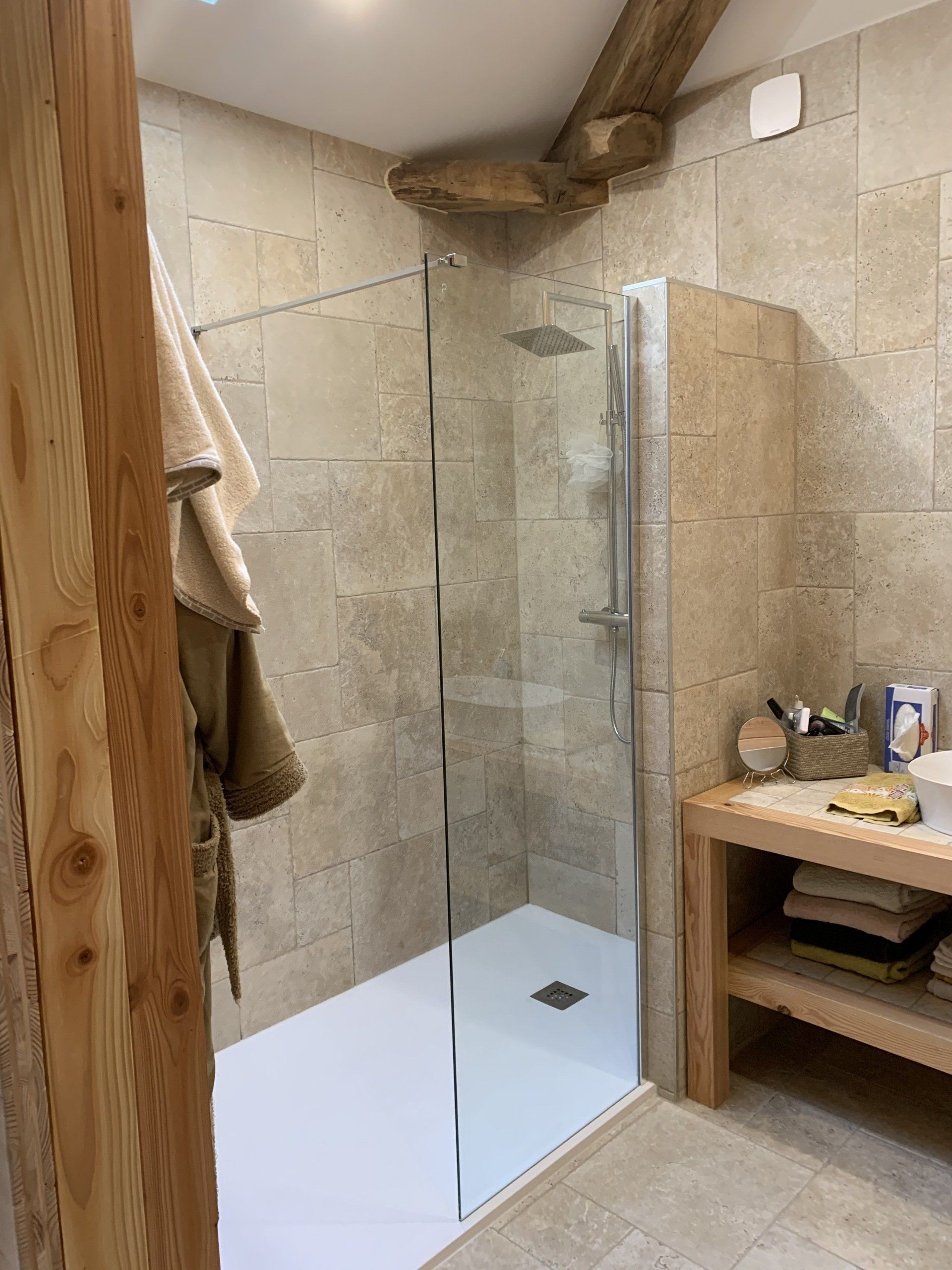 Salle de bains dans une maison en bois
