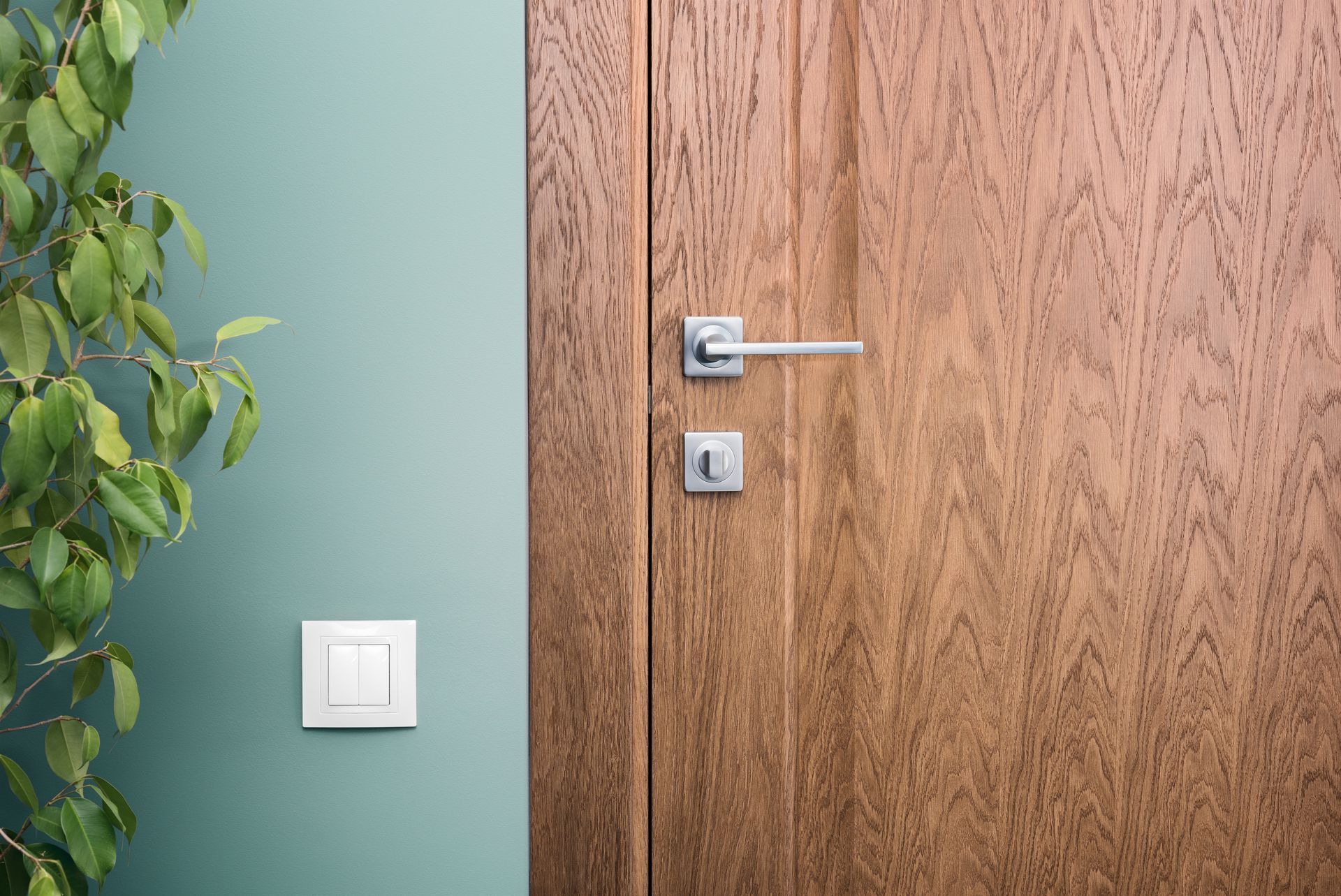 Porte en faux bois et mur bleuté