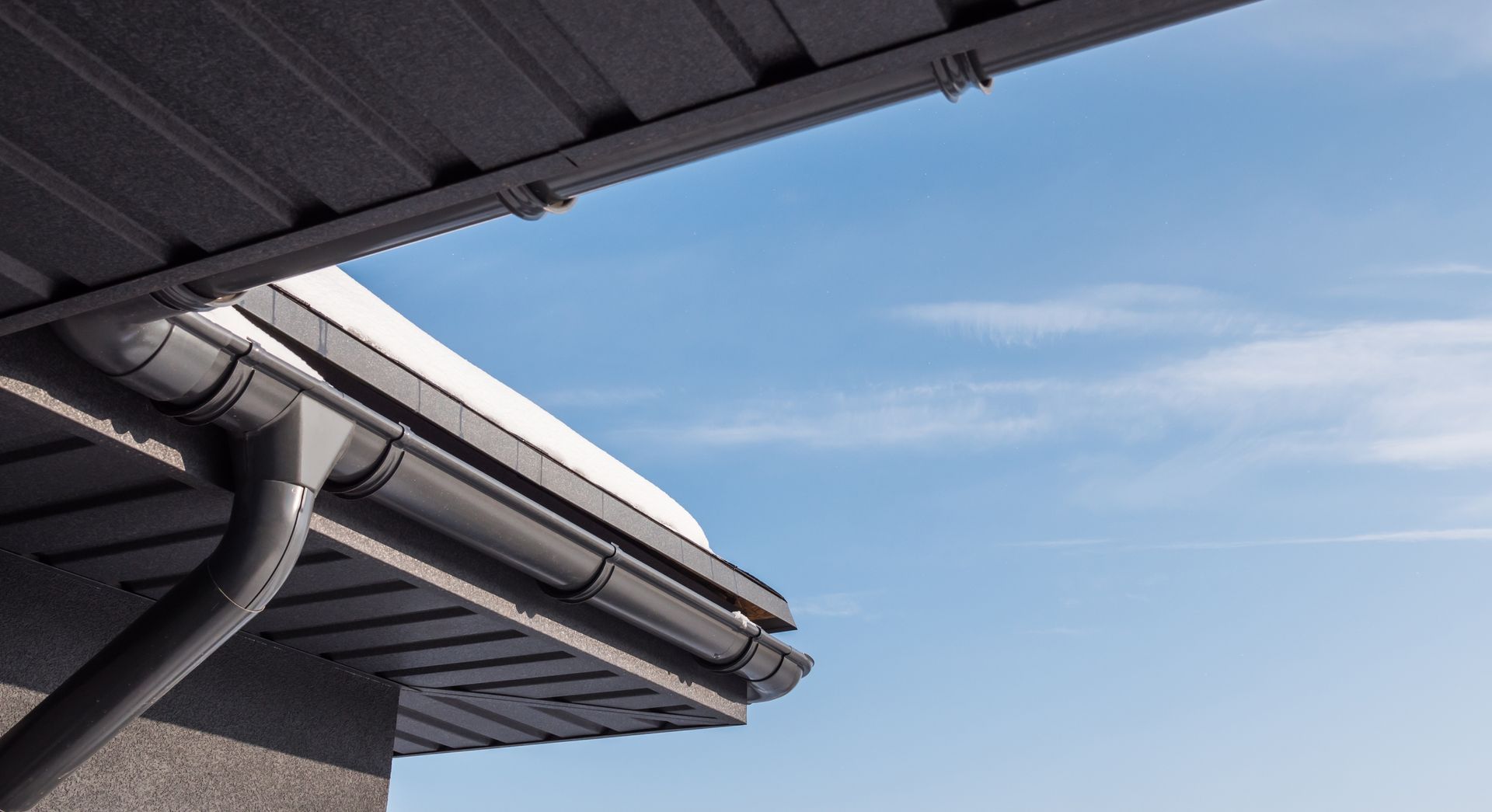 Une gouttière noire.