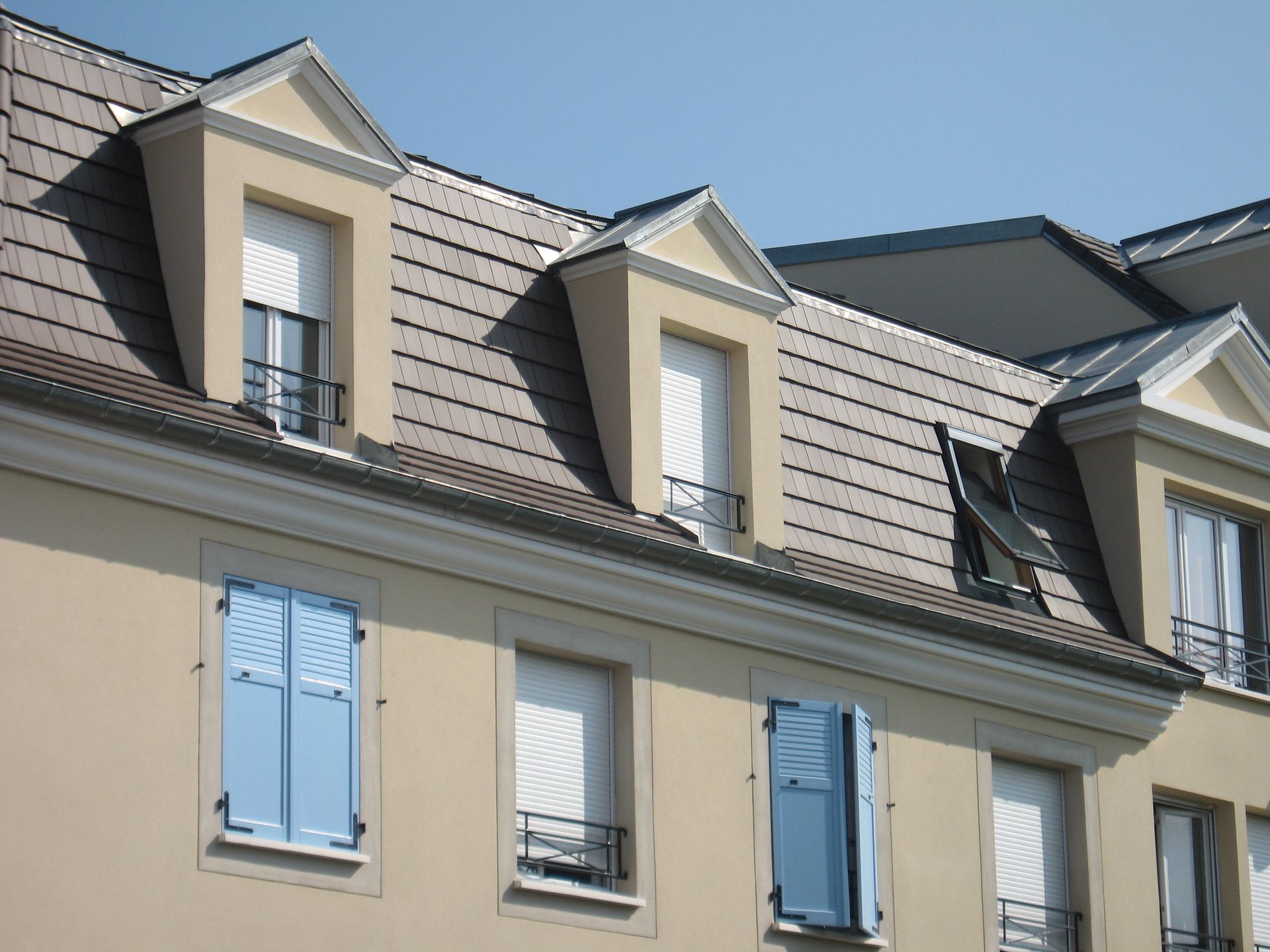 Des volets roulants blancs.