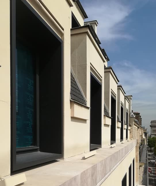 La façade d'un bâtiment.