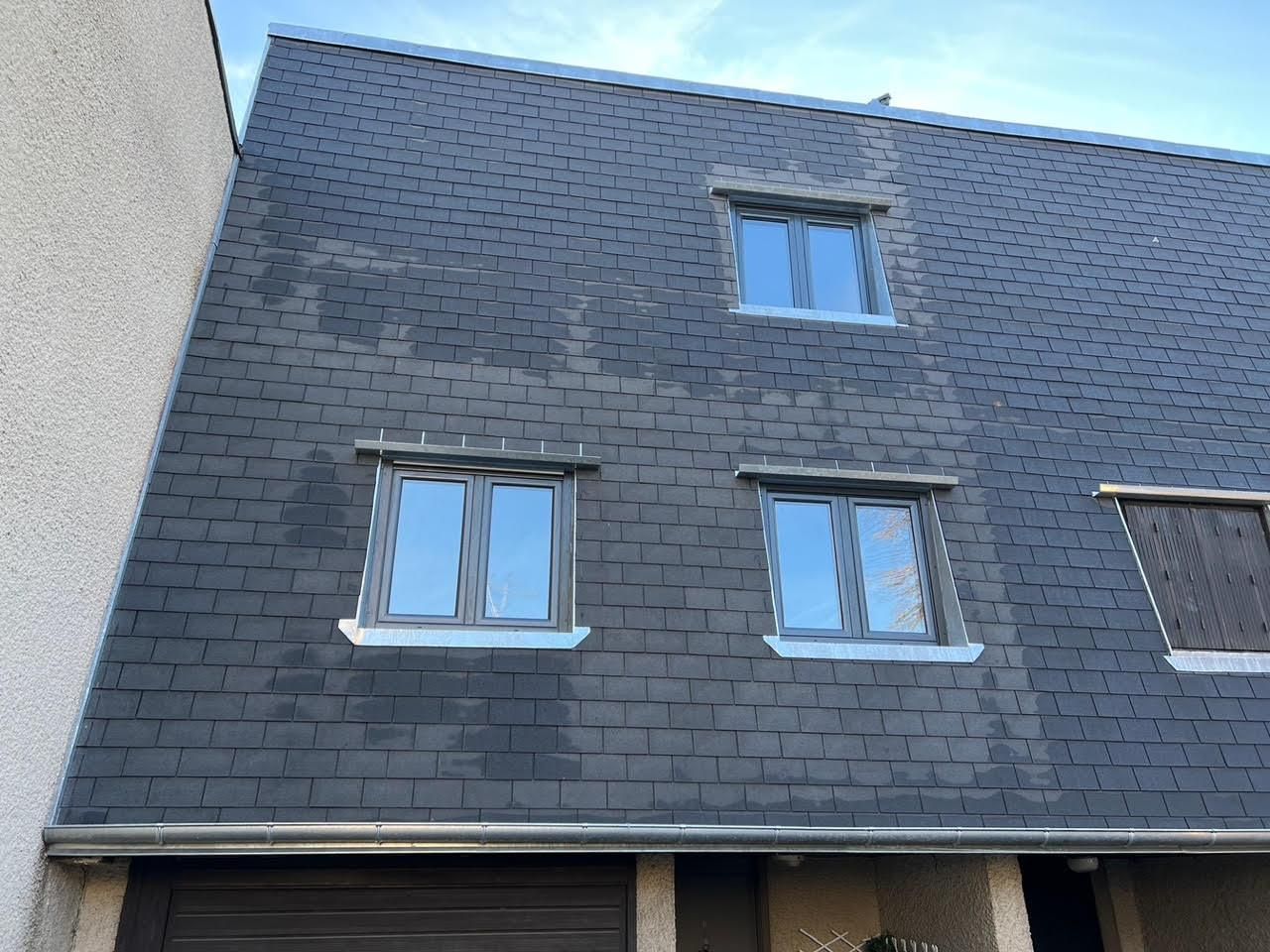 Une toiture neuve en ardoises.