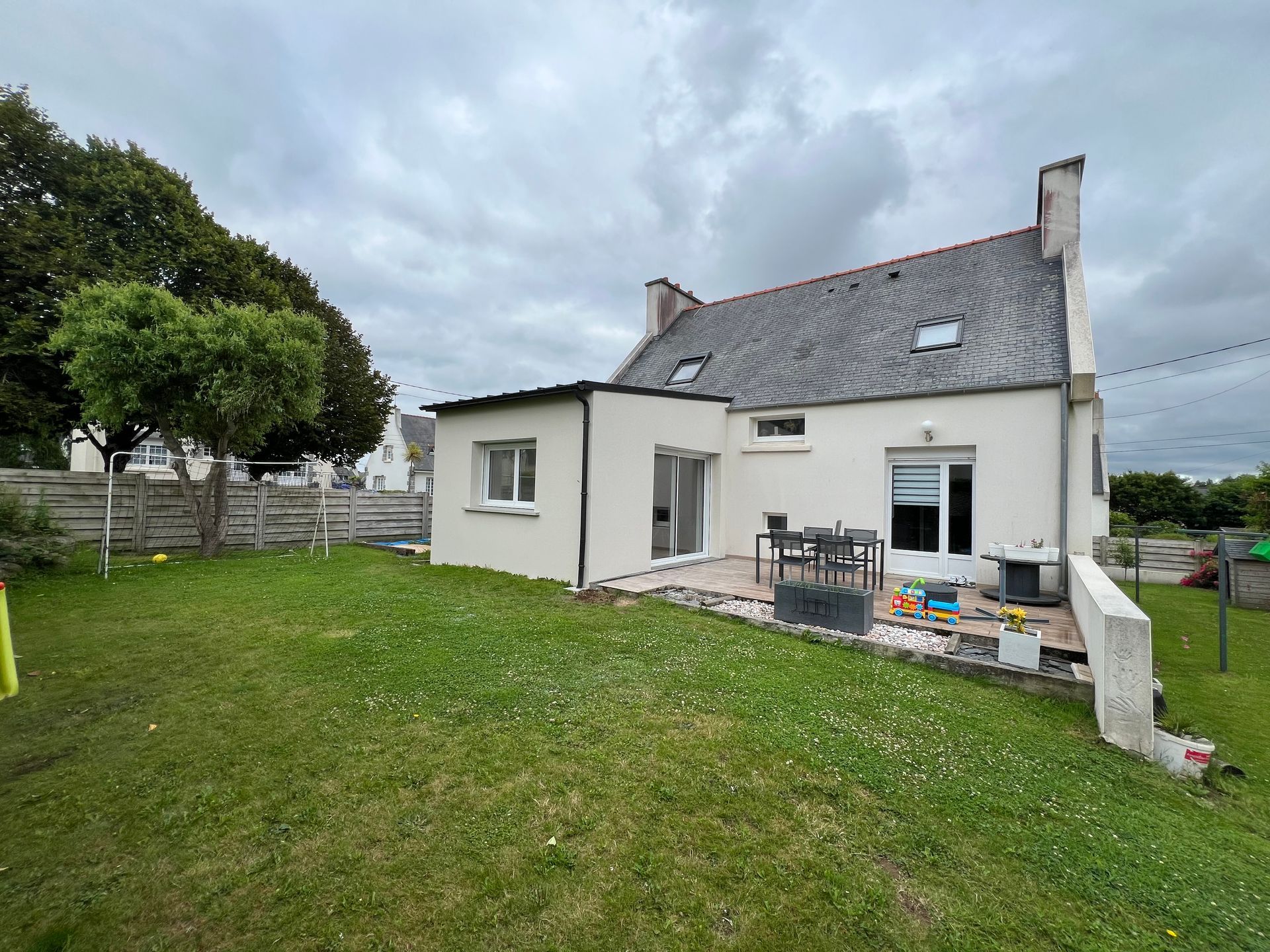 Travaux d'extension d'une maison blanche dans le Finistère