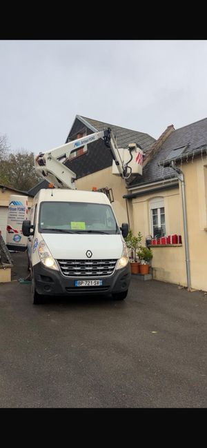 Logo pour Yung Couverture, représentant des toits de maisons stylisés en rouge et gris au-dessus du nom de l'entreprise.
