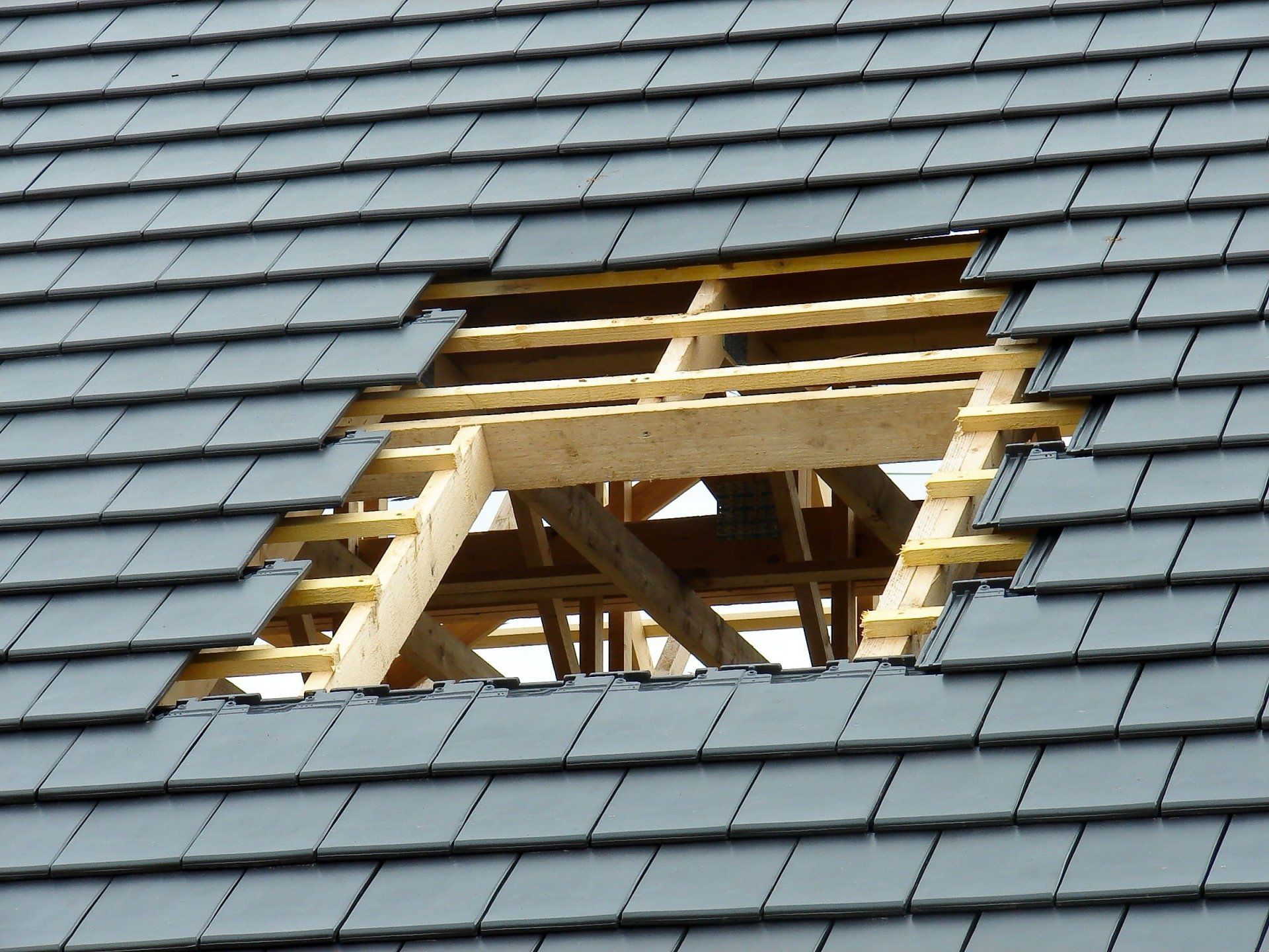 Ardoise synthétique – fenêtre de toit – Velux – couverture