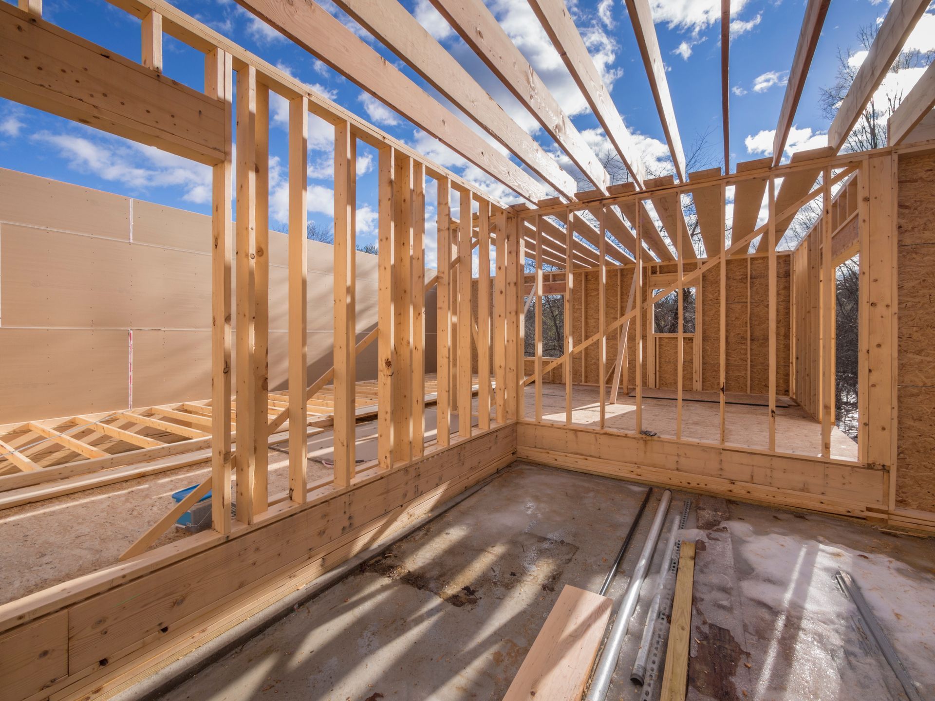 Ossature en bois d'une maison vue de l'intérieur