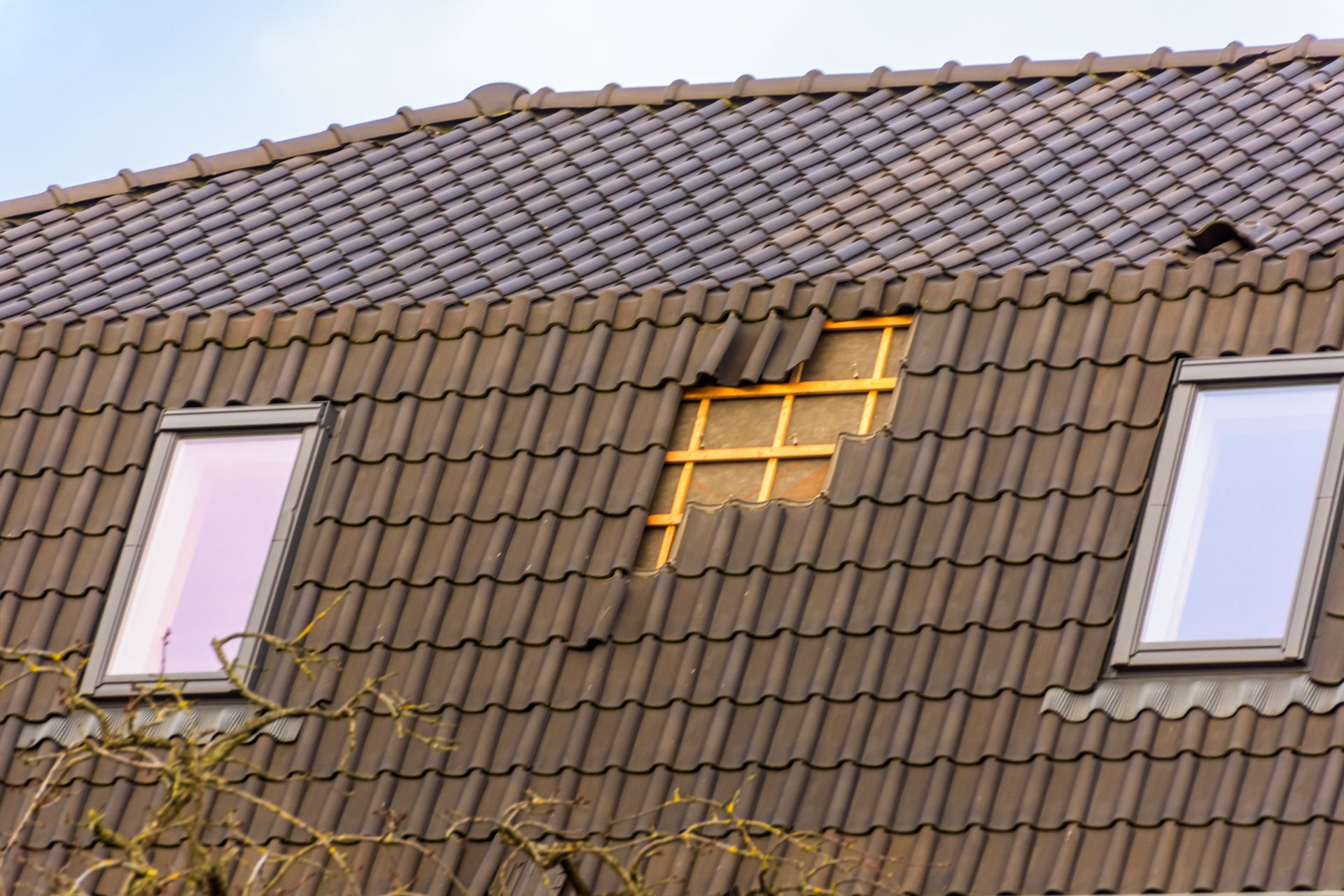 Toit avec des tuiles manquantes