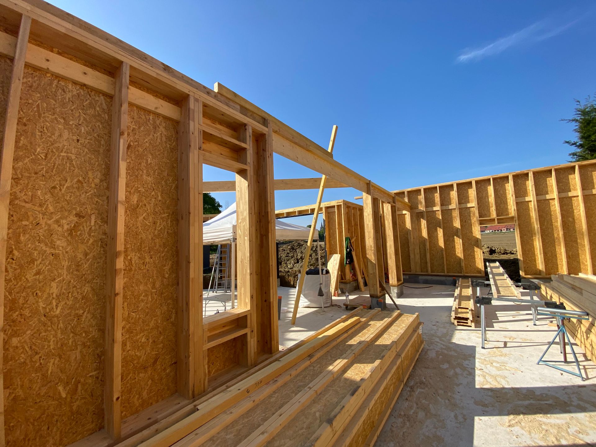 Maison à ossature en bois vue de l'intérieur après la couverture