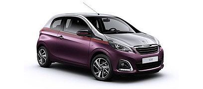 Peugeot 108 violette et argentée sur fond blanc.