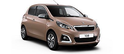 Une Peugeot 108 marron sur fond blanc.