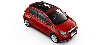 Peugeot 108 rouge à hayon avec toit panoramique.
