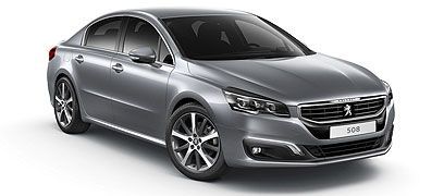 Une berline Peugeot 508 argentée est garée sur une surface blanche.