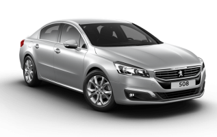 Berline Peugeot 508 argentée sur fond blanc.