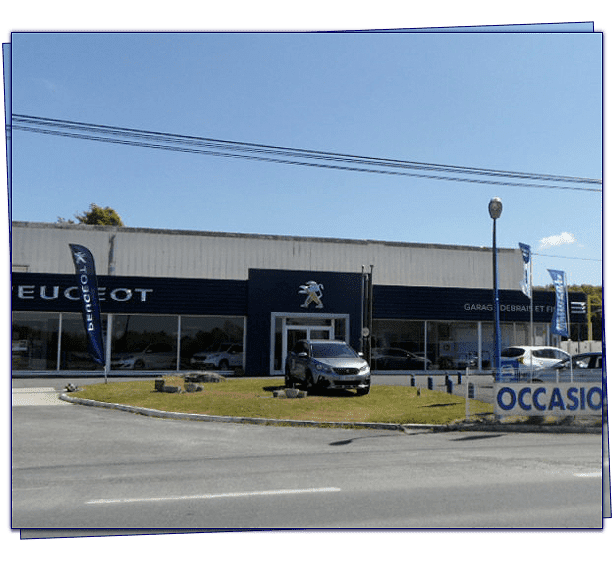 Concessionnaire Peugeot avec une exposition de voitures sous un ciel bleu.