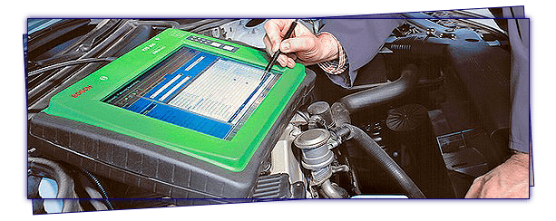 Un mécanicien utilise un outil de diagnostic sur un moteur de voiture. Fond vert, stylo à la main, il consulte les relevés.