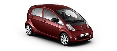 Une Peugeot iOn électrique bordeaux garée sur une surface blanche.
