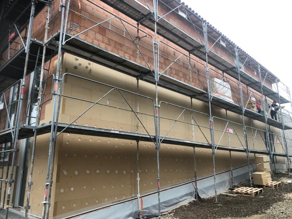 Mur en brique pendant les travaux d'isolation par l'extérieur