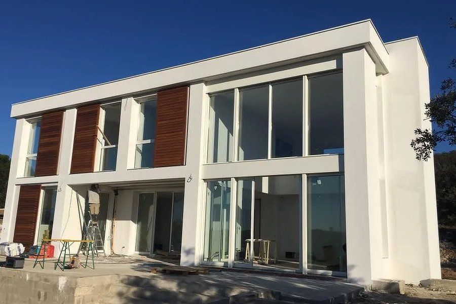 Ravalement de façade bâtiment moderne